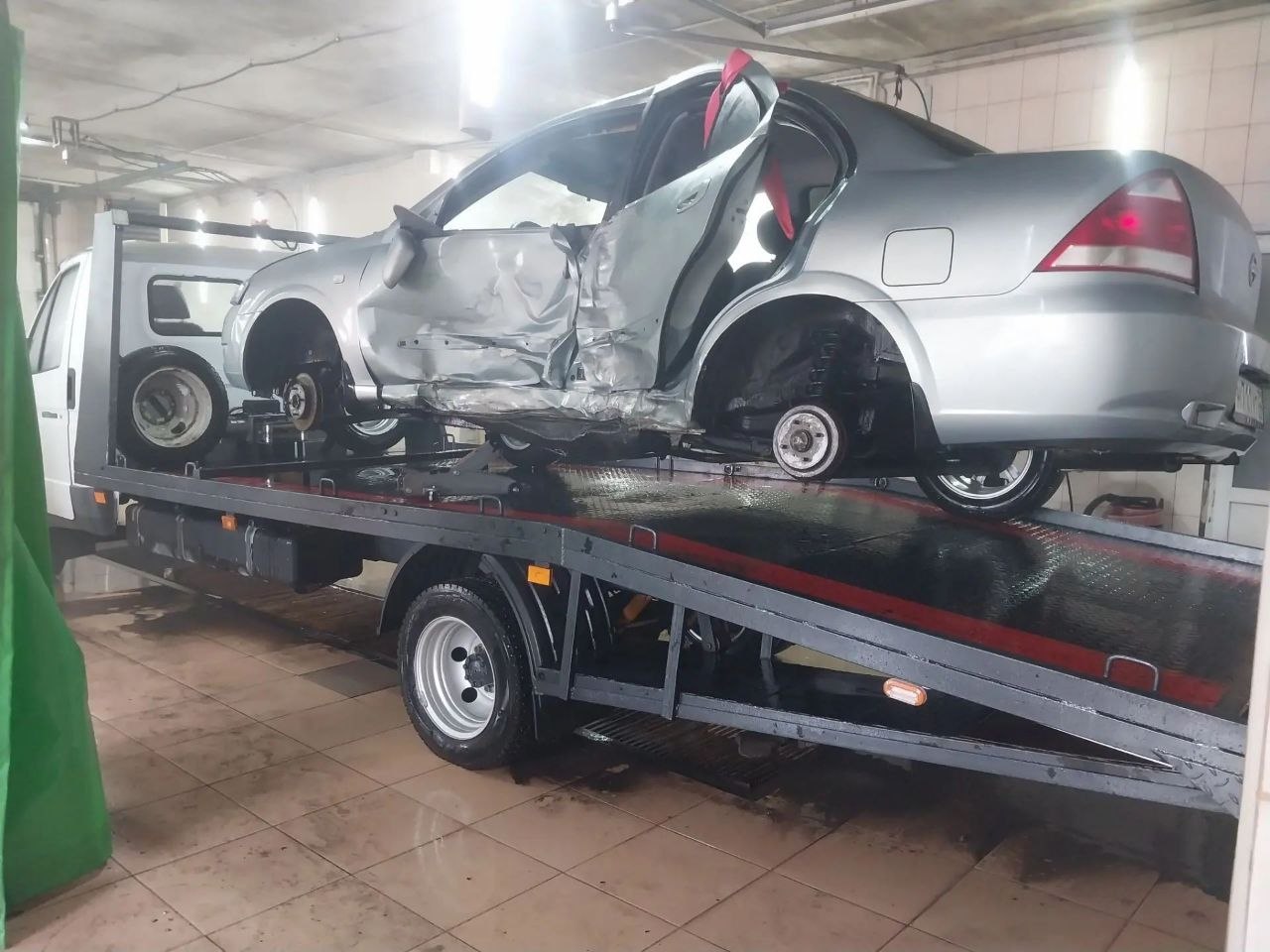 Автомобиль после ДТП на эвакуаторе, привезён на разбор
