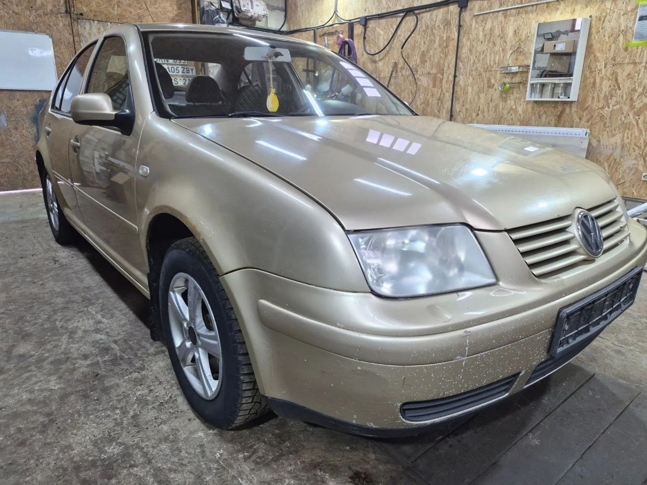 Volkswagen Bora в боксе перед разбором